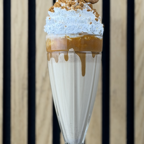 Vanille-Lotus-Milkshake mit Sahne