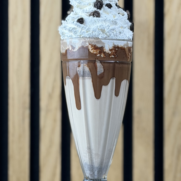 Vanille-Oreo-Milkshake mit Sahne