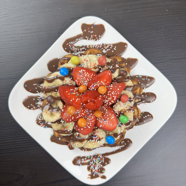 Mit Nutella, Banane, Erdbeeren & Smarties/ Streuseln